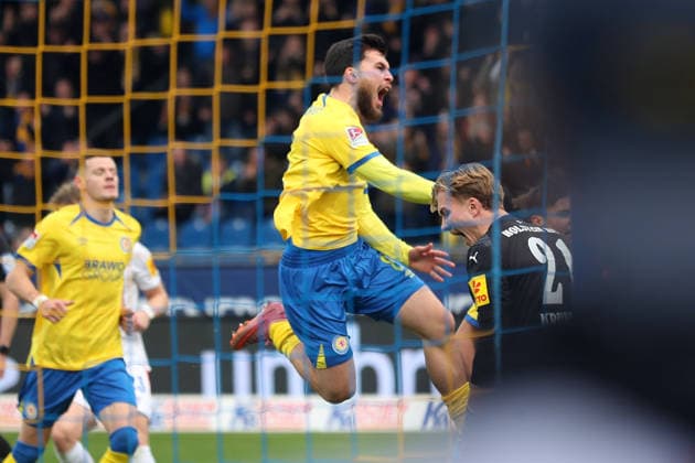 Braunschweig vs.Kiel, 2. BL Braunschweig, 07.12.2025, FUßBALL - Eintracht Braunschweig vs. Holstein Kiel, 2. BL, Saison 2025 26. Mehmet Can Aydin (Eintracht Braunschweig) jubelt mit Mannschaftskollegen nach seinem Handelfmetertor zum 1:0 Braunschweig