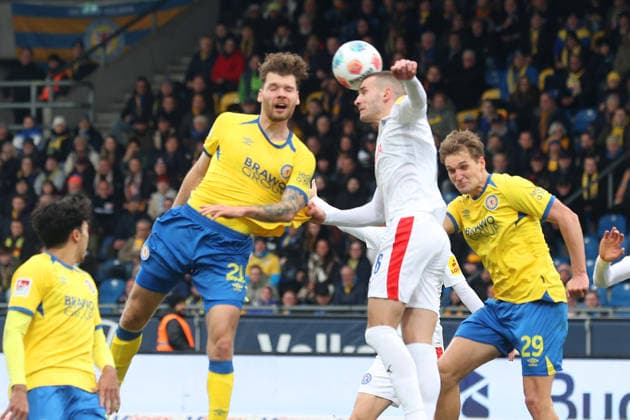 Braunschweig vs.Kiel, 2. BL Braunschweig, 07.12.2025, FUßBALL - Eintracht Braunschweig vs. Holstein Kiel, 2. BL, Saison 2025 26. Kevin Ehlers (Eintracht Braunschweig), Marko Ivezic (Holstein Kiel), Lukas Frenkert (Eintracht Braunschweig) Braunschweig