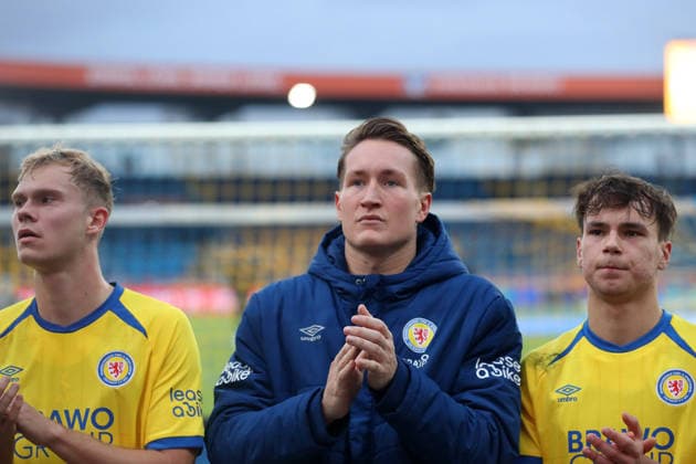 Braunschweig vs.Kiel, 2. BL Braunschweig, 07.12.2025, FUßBALL - Eintracht Braunschweig vs. Holstein Kiel, 2. BL, Saison 2025 26. Louis Breunig (Eintracht Braunschweig) , Torwart Ron-Thorben Hoffmann (Eintracht Braunschweig), Max Marie (Eintracht Braunschweig) Braunschweig