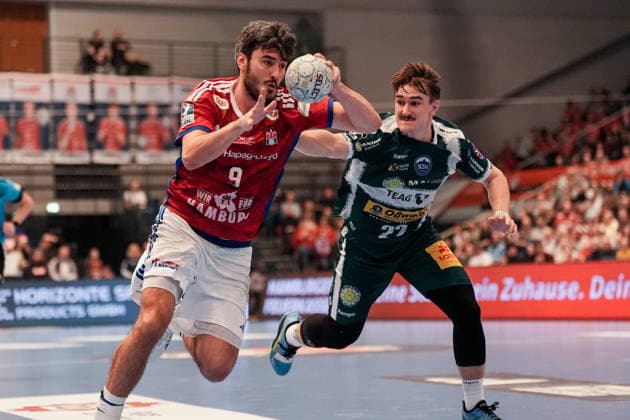 Deutschland: Handball-Bundesliga, DAIKIN HBL 2025 26, 15. Spieltag Handball Verein Hamburg vs ThSV Eisenach Sporthalle Hamburg (Hamburg): Jacob Lassen (HSV Hamburg, 9), Felix Aellen (ThSV Eisenach, 22) Copyright: xStefanxTrochax