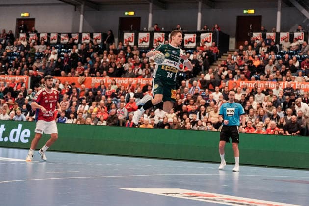 Deutschland: Handball-Bundesliga, DAIKIN HBL 2025 26, 15. Spieltag Handball Verein Hamburg vs ThSV Eisenach Sporthalle Hamburg (Hamburg): Vincent Büchner (ThSV Eisenach, 74), Jacob Lassen (HSV Hamburg, 9) Copyright: xStefanxTrochax