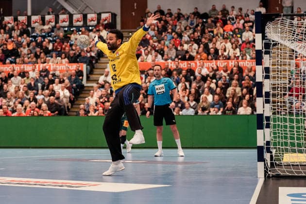 Deutschland: Handball-Bundesliga, DAIKIN HBL 2025 26, 15. Spieltag Handball Verein Hamburg vs ThSV Eisenach Sporthalle Hamburg (Hamburg): Parade: Mohamed El-Tayar (HSV Hamburg, 12) Copyright: xStefanxTrochax