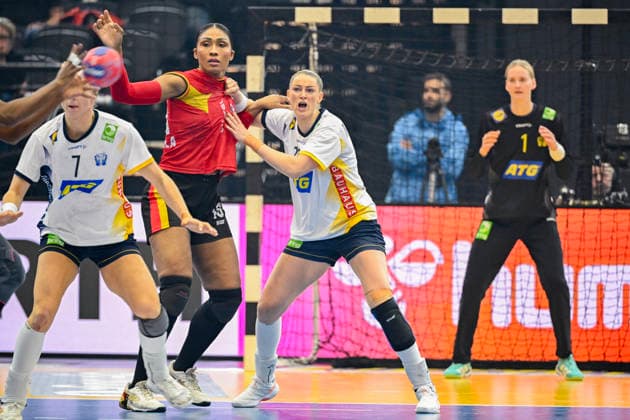 DORTMUND, GERMANY 20251207 Sweden s Kristin Thorleifsdottir defends against Angola s Albertina Da Cruz Kassoma during Sunday s main round match of the Women s Handball World Championship, WM, Weltmeisterschaft between Sweden and Angola at Westfalenhalle in Dortmund, Germany.