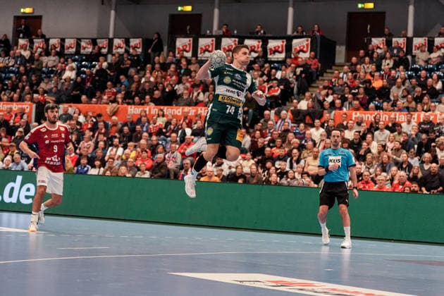 Deutschland: Handball-Bundesliga, DAIKIN HBL 2025 26, 15. Spieltag Handball Verein Hamburg vs ThSV Eisenach Sporthalle Hamburg (Hamburg): Vincent Büchner (ThSV Eisenach, 74), Jacob Lassen (HSV Hamburg, 9) Copyright: xStefanxTrochax
