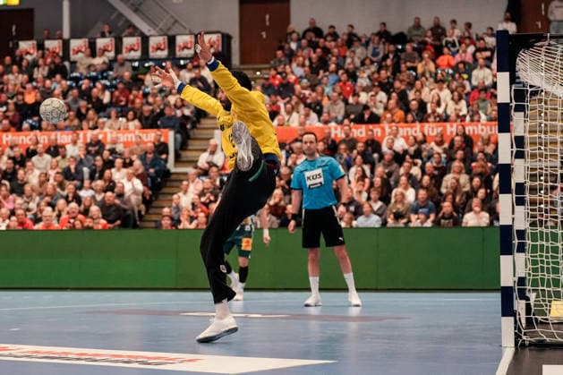 Deutschland: Handball-Bundesliga, DAIKIN HBL 2025 26, 15. Spieltag Handball Verein Hamburg vs ThSV Eisenach Sporthalle Hamburg (Hamburg): Parade: Mohamed El-Tayar (HSV Hamburg, 12) Copyright: xStefanxTrochax