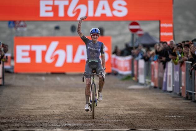 Dutch Lucinda Brand celebrates as she crosses the finish line to win the women s elite race of the Cyclocross World Cup, in Terralba, Sardinia, Italy, Sunday 07 December 2025, stage 3 (out of 12) in the World Cup of the 2026-2027 season. DAVIDxPINTENS  x147216946x
