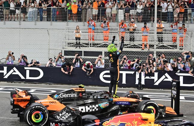 Formula 1 Etihad Airways Abu Dhabi Grand Prix 2025 07.12.2025, Yas Marina Circuit, Abu Dhabi, Formula 1 Etihad Airways Abu Dhabi Grand Prix 2025 , im Bild Der neue Formel 1 Weltmeister 2025, Lando Norris (GBR), McLaren F1 Team