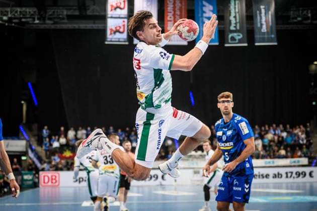 Lucas Krzikalla (SC DHfK Leipzig, 08) - Sprung in den Kreis, recht dahinter, unscharf: Antonio Serradilla (TVB Stuttgart, 05) GER, TVB Stuttgart - SC DHfK Leipzig, DAIKIN HBL, Handball, Bundesliga, 15. Spieltag, Spielzeit 2025 2026, 07.12.2025 GER, TVB Stuttgart - SC DHfK Leipzig, DAIKIN HBL, Handball, Bundesliga, 15. Spieltag, Spielzeit 2025 2026, 07.12.2025 Stuttgart Copyright: xSandyxDinkelackerx EP_SDR