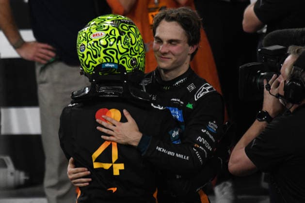 07.12.2025, xrarjax, Motorsport FIA Formel 1, Grand Prix von Abu Dhabi v.l. Jubel, Freude über den Gewinn der Weltmeisterschaft bei Lando Norris (McLaren) Startnummer 04 mit Oscar Piastri (McLaren) Startnummer 81 (FIA REGULATIONS PROHIBIT ANY USE OF PHOTOGRAPHS as IMAGE SEQUENCES and or QUASI-VIDEO) Abu Dhabi