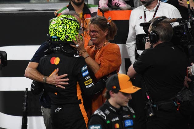 07.12.2025, xrarjax, Motorsport FIA Formel 1, Grand Prix von Abu Dhabi v.l. Jubel, Freude über den Gewinn der Weltmeisterschaft bei Lando Norris (McLaren) Startnummer 04 mit seiner Mutter Cisca Wauman (FIA REGULATIONS PROHIBIT ANY USE OF PHOTOGRAPHS as IMAGE SEQUENCES and or QUASI-VIDEO) Abu Dhabi