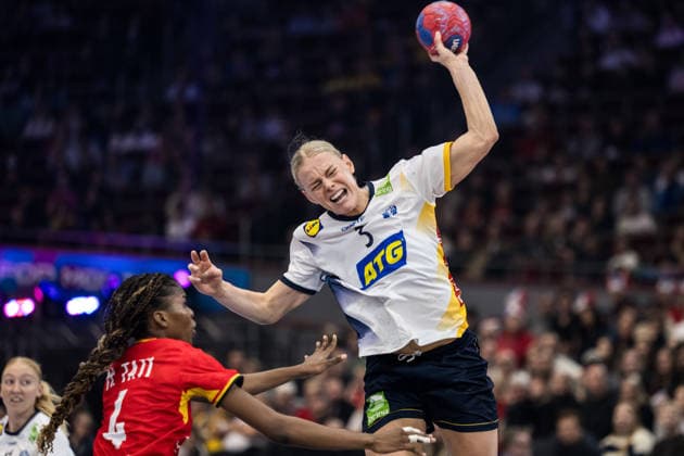 251207 Marcela Goncalves Tati of Angola and Nina Koppang of Sweden during the 2025 IHF Women™s World Championship, WM, Weltmeisterschaft handball match between Angola and Sweden on December 7, 2025 in Dortmund. Photo: Emma Wallskog BILDBYRAN COP 320 EW0607 handball handboll handball handboll handball bbeng vm handball-vm handbolls-vm ihf handball world championship world handball championship 2025 world championship 2025 angola sverige sweden dam bbeng bbauto sverige sweden Copyright: EMMAxWALLSKOG BB251207EW027