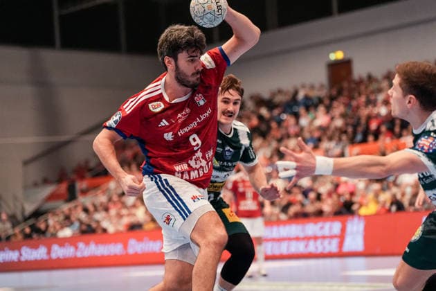 Deutschland: Handball-Bundesliga, DAIKIN HBL 2025 26, 15. Spieltag Handball Verein Hamburg vs ThSV Eisenach Sporthalle Hamburg (Hamburg): Jacob Lassen (HSV Hamburg, 9), Felix Aellen (ThSV Eisenach, 22) Copyright: xStefanxTrochax