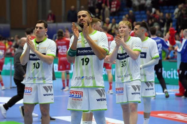 enttaeuscht, frustriert, Emotion nach der Niederlage; Josip Simic (HSG Wetzlar 10), Philipp Ahouansou (HSG Wetzlar 19), g35 , GER, MT Melsungen - HSG Wetzlar, Handball, 1. Bundesliga, 15. Spieltag, Saison 2025 2026, 07.12.2025, GER, MT Melsungen - HSG Wetzlar, Handball, 1. Bundesliga, 15. Spieltag, Saison 2025 2026, 07.12.2025 Kassel Copyright: xEibner-Pressefotox xRolandxSippelx EP_RSL