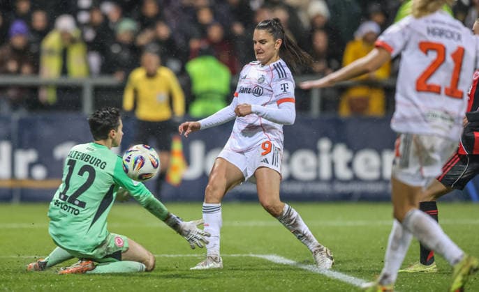 GER, Frankfurt, Eintracht Frankfurt vs FC Bayern München, Google Pixel Bundesliga, Fussball, DFB, Spielzeit 2025 2026, Stadion am Brentanobad, 12. Spieltag im Bild v.l.: Lina Altenburg (Eintracht Frankfurt 12), Jovana Damnjanović (Bayern München 9), Torschuss DFB DFL REGULATIONS PROHIBIT ANY USE OF PHOTOGRAPHS AS IMAGE SEQUENCES AND OR QUASI-VIDEO, 07.12.2026 Copyright: HMBxMedia HendrikxHamelau