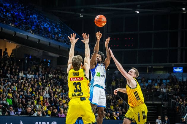 Basketball Berlin 07.12.2025 Saison 2025 2026 EasyCredit BBL 1. Bundesliga Männer, Herren Alba Berlin - Skyliners Isaiah Swope (Frankfurt, No.01) bennet Hundt (Alba Berlin, No.33) Moses Wood (Alba Berlin, No.11)