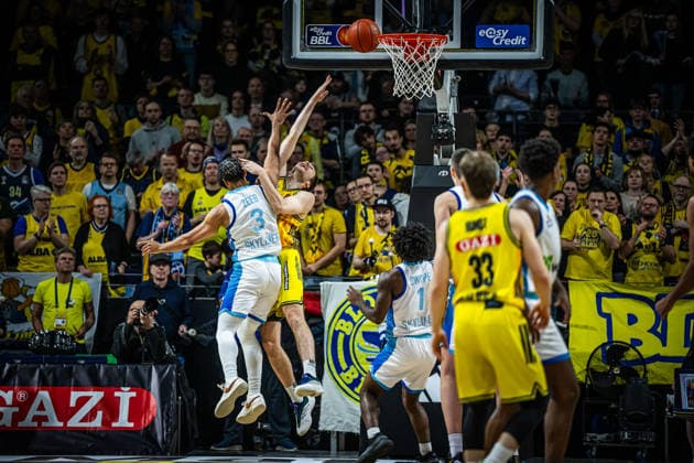 Basketball Berlin 07.12.2025 Saison 2025 2026 EasyCredit BBL 1. Bundesliga Männer, Herren Alba Berlin - Skyliners Malte Delow (Alba Berlin, No.06) Garai Zeeb (Frankfurt, No.03)