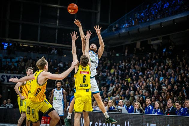 Basketball Berlin 07.12.2025 Saison 2025 2026 EasyCredit BBL 1. Bundesliga Männer, Herren Alba Berlin - Skyliners Radii Caisin (Frankfurt, No.16) Malte Delow (Alba Berlin, No.06)