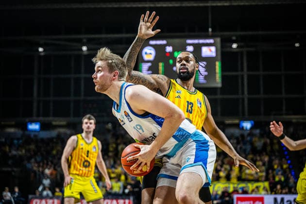 Basketball Berlin 07.12.2025 Saison 2025 2026 EasyCredit BBL 1. Bundesliga Männer, Herren Alba Berlin - Skyliners Till Pape (Frankfurt, No.19) J wan Roberts (Alba Berlin, No.13)