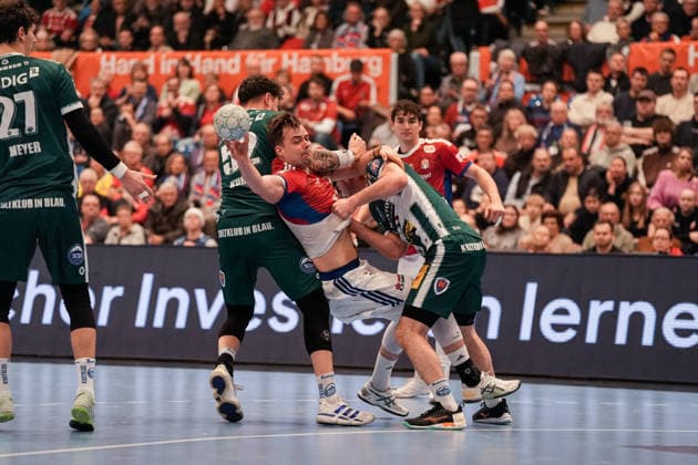 Deutschland: Handball-Bundesliga, DAIKIN HBL 2025 26, 15. Spieltag Handball Verein Hamburg vs ThSV Eisenach Sporthalle Hamburg (Hamburg): Justin Kurch (ThSV Eisenach, 52), Philipp Meyer (ThSV Eisenach, 27), Andreas Magaard (HSV Hamburg, 4), Elias Kofler (HSV Hamburg, 6) Copyright: xStefanxTrochax