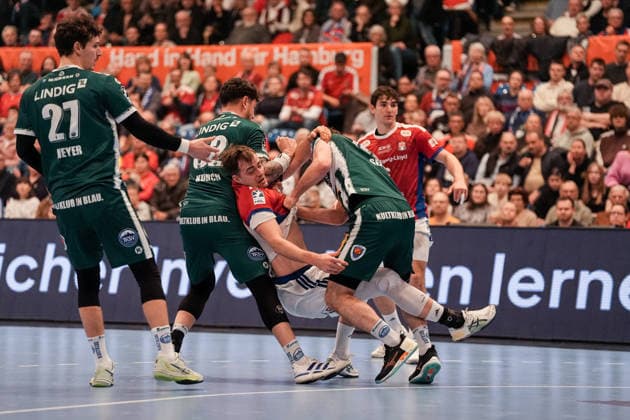 Deutschland: Handball-Bundesliga, DAIKIN HBL 2025 26, 15. Spieltag Handball Verein Hamburg vs ThSV Eisenach Sporthalle Hamburg (Hamburg): Justin Kurch (ThSV Eisenach, 52), Philipp Meyer (ThSV Eisenach, 27), Andreas Magaard (HSV Hamburg, 4), Elias Kofler (HSV Hamburg, 6) Copyright: xStefanxTrochax