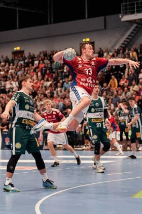 Deutschland: Handball-Bundesliga, DAIKIN HBL 2025 26, 15. Spieltag Handball Verein Hamburg vs ThSV Eisenach Sporthalle Hamburg (Hamburg): Moritz Sauter (HSV Hamburg, 33), Felix Aellen (ThSV Eisenach, 22) Copyright: xStefanxTrochax