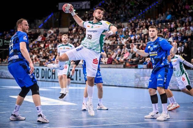 Luka Rogan (SC DHfK Leipzig, 33) zwischen Lenny Rubin (TVB Stuttgart, 44), li. und Gianfranco Pribetic (TVB Stuttgart, 09), re. GER, TVB Stuttgart - SC DHfK Leipzig, DAIKIN HBL, Handball, Bundesliga, 15. Spieltag, Spielzeit 2025 2026, 07.12.2025 GER, TVB Stuttgart - SC DHfK Leipzig, DAIKIN HBL, Handball, Bundesliga, 15. Spieltag, Spielzeit 2025 2026, 07.12.2025 Stuttgart Copyright: xSandyxDinkelackerx EP_SDR