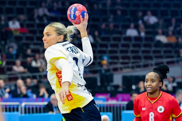 DORTMUND, TYSKLAND 20251207 Sveriges Clara Lerby laddar för ett skott under söndagens match i huvudrundan i damernas handbolls-VM mellan Sverige och Angola i Westfalenhalle i Dortmund, Tyskland.