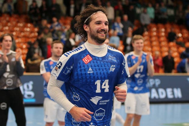 07.12.2025 Handball Herren 2025 2026 2. Bundesliga 14. Spieltag Dessau-Roßlauer HV 06 - TSV Bayer Dormagen 1920 Anhalt Arena Dessau Jakub Powarzynski (Dessau, 14, blau) nach dem Spiel. Dessau-Roßlau Sachsen-Anhalt Deutschland