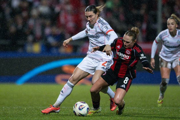 Vanessa Gilles (FC Bayern Muenchen Frauen, 02) im Zweikampf mit Lisanne Graewe (Eintracht Frankfurt Frauen, 08), GER, Eintracht Frankfurt vs. FC Bayern Muenchen, Fussball, Google Pixel Frauen Bundesliga, 12. Spieltag, Saison 2025 2026, 07.12.2025. DFB REGULATIONS PROHIBIT ANY USE OF PHOTOGRAPHS AS IMAGE SEQUENCES AND OR QUASI-VIDEO GER, Eintracht Frankfurt vs. FC Bayern Muenchen, Fussball, Google Pixel Frauen Bundesliga, 12. Spieltag, Saison 2025 2026, 07.12.2025. Frankfurt am Main Copyright: xEibner-Pressefoto FlorianxWiegandx EP_FWD
