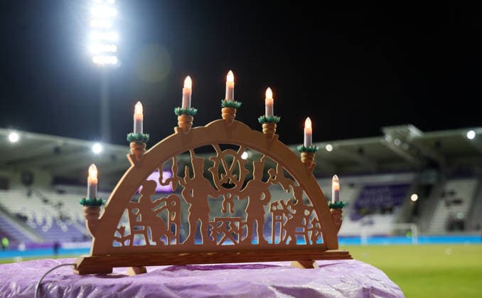 Aue, 07.12.2025, Erzgebirgsstadion, Fußball, 3.Liga, 17.Spieltag FC Erzgebirge Aue vs. FC Ingolstadt , Im Bild; Schwibbogen im Erzgebirgsstadion. , Nur für journalistische Zwecke. Only for editorial use! , DFB DFL regulations prohibit any use of photographs as image sequences and or quasi-video. , *** Aue, 07 12 2025, Erzgebirgsstadion, Soccer, 3 Liga, 17 Spieltag FC Erzgebirge Aue vs FC Ingolstadt , Im Bild Schwibbogen im Erzgebirgsstadion , Nur für journalistische Zwecke Only for editorial use , DFB DFL regulations prohibit any use of photographs as image sequences and or quasi video , Picture Point