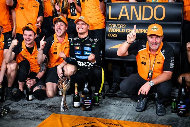 Lando Norris of Great Britain and McLaren , Race, F1 Grand Prix of Abu Dhabi, am 07. December 2025 in Abu Dhabi, United Arab Emirates. (Foto von Diogo Cardoso DeFodi Images) Lando Norris of Great Britain and McLaren , Race, F1 Grand Prix of Abu Dhabi, Yas Marina Circuit on December 7, 2025 in Abu Dhabi, United Arab Emirates. (Photo by Diogo Cardoso DeFodi Images)