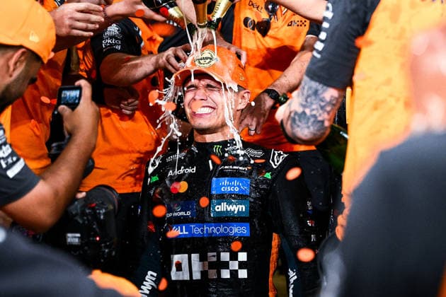 Lando Norris of Great Britain and McLaren , Race, F1 Grand Prix of Abu Dhabi, am 07. December 2025 in Abu Dhabi, United Arab Emirates. (Foto von Diogo Cardoso DeFodi Images) Lando Norris of Great Britain and McLaren , Race, F1 Grand Prix of Abu Dhabi, Yas Marina Circuit on December 7, 2025 in Abu Dhabi, United Arab Emirates. (Photo by Diogo Cardoso DeFodi Images)