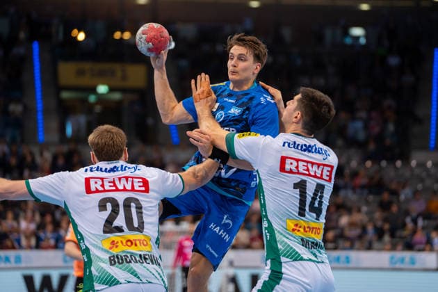 Handball I Herren I Saison 2025-2026 I Bundesliga I 15. Spieltag I TVB Stuttgart - SC DHfK Leipzig I 07.12.2025 Max Häfner (3, TVB Stuttgart) im Wurf Stuttgart Porsche Arena Baden-Württemberg Deutschland Copyright: xLobeca MaxxPetershansx