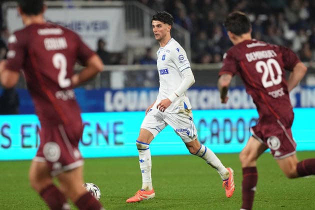 AJ Auxerre v FC Metz - Ligue 1 McDonald s 2025 2026 17 Oussama EL AZZOUZI (aja) during the Ligue 1 McDonald s match between Auxerre and Metz at Stade Abbe Deschamps on December 7, 2025 in Auxerre, France. Auxerre France  Copyright: xFEPx 776348221