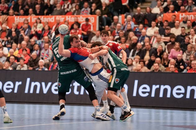 Deutschland: Handball-Bundesliga, DAIKIN HBL 2025 26, 15. Spieltag Handball Verein Hamburg vs ThSV Eisenach Sporthalle Hamburg (Hamburg): Justin Kurch (ThSV Eisenach, 52), Philipp Meyer (ThSV Eisenach, 27), Andreas Magaard (HSV Hamburg, 4), Elias Kofler (HSV Hamburg, 6) Copyright: xStefanxTrochax