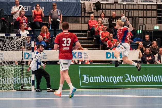 Deutschland: Handball-Bundesliga, DAIKIN HBL 2025 26, 15. Spieltag Handball Verein Hamburg vs ThSV Eisenach Sporthalle Hamburg (Hamburg): Frederik Bo Andersen (HSV Hamburg, 21), Matija Spikic (ThSV Eisenach, 1), Moritz Sauter (HSV Hamburg, 33) Copyright: xStefanxTrochax