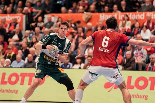 Deutschland: Handball-Bundesliga, DAIKIN HBL 2025 26, 15. Spieltag Handball Verein Hamburg vs ThSV Eisenach Sporthalle Hamburg (Hamburg): Elias Kofler (HSV Hamburg, 6), Oskar Joelsson (ThSV Eisenach, 3) Copyright: xStefanxTrochax