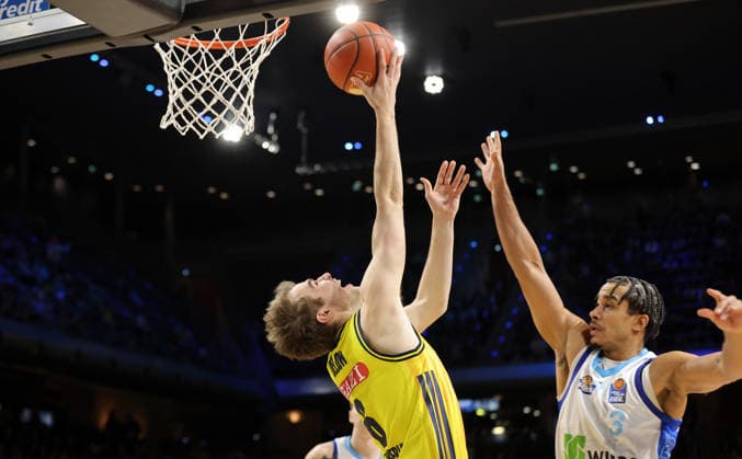 Malte Delow am Ball, Garai Zeeb Zweikampf Spielszene Aktion Basketball BBL Bundesliga Herren 7. Spieltag Saison 2025 2026 07.12.2025 ALBA Berlin vs. Frankfurt Skyliners