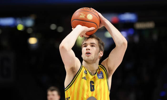 Malte Delow am Ball Aktion Oberkörper Basketball BBL Bundesliga Herren 7. Spieltag Saison 2025 2026 07.12.2025 ALBA Berlin vs. Frankfurt Skyliners
