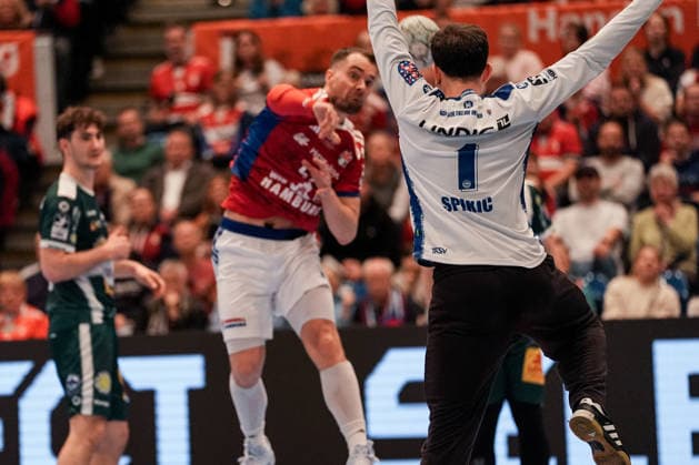 Deutschland: Handball-Bundesliga, DAIKIN HBL 2025 26, 15. Spieltag Handball Verein Hamburg vs ThSV Eisenach Sporthalle Hamburg (Hamburg): Matija Spikic (ThSV Eisenach, 1), Casper U. Mortensen (HSV Hamburg, 51) Copyright: xStefanxTrochax