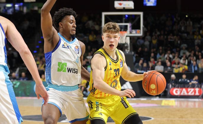 Nahiem Alleyne, Bennet Hundt am Ball Zweikampf Spielszene Aktion Basketball BBL Bundesliga Herren 7. Spieltag Saison 2025 2026 07.12.2025 ALBA Berlin vs. Frankfurt Skyliners