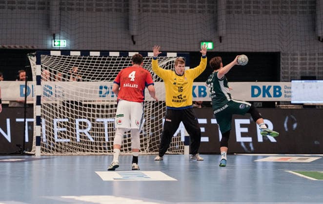 Deutschland: Handball-Bundesliga, DAIKIN HBL 2025 26, 15. Spieltag Handball Verein Hamburg vs ThSV Eisenach Sporthalle Hamburg (Hamburg): Siebenmeter Andreas Magaard (HSV Hamburg, 4), Robin Haug (HSV Hamburg, 16), Felix Aellen (ThSV Eisenach, 22) Copyright: xStefanxTrochax