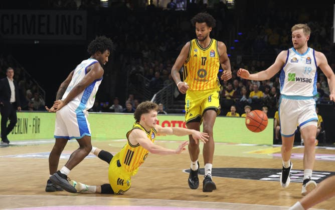 Isaiah Swope, Bennet Hundt wirft, Norris Agbakoko, Till Pape Zweikampf Spielszene Aktion Basketball BBL Bundesliga Herren 7. Spieltag Saison 2025 2026 07.12.2025 ALBA Berlin vs. Frankfurt Skyliners
