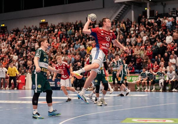 Deutschland: Handball-Bundesliga, DAIKIN HBL 2025 26, 15. Spieltag Handball Verein Hamburg vs ThSV Eisenach Sporthalle Hamburg (Hamburg): Moritz Sauter (HSV Hamburg, 33), Felix Aellen (ThSV Eisenach, 22) Copyright: xStefanxTrochax