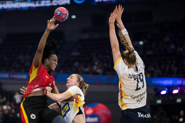 251207 Vilma Pegado Nenganga of Angola, Linn Blohm and Kristin Thorleifsdottir of Sweden during the 2025 IHF Women™s World Championship, WM, Weltmeisterschaft handball match between Angola and Sweden on December 7, 2025 in Dortmund. Photo: Emma Wallskog BILDBYRAN COP 320 EW0607 handball, handboll, handball,handboll,handball,bbeng,vm,handba Copyright: EMMAxWALLSKOG BB251207EW036