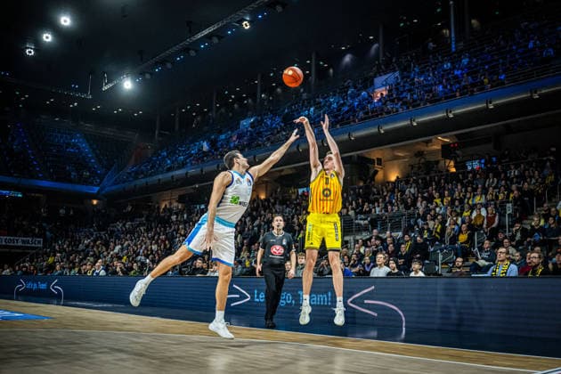 Basketball Berlin 07.12.2025 Saison 2025 2026 EasyCredit BBL 1. Bundesliga Männer, Herren Alba Berlin - Skyliners Moses Wood (Alba Berlin, No.11) Ryan Hawkins (Frankfurt, No.33)