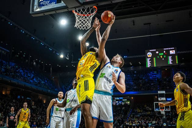 Basketball Berlin 07.12.2025 Saison 2025 2026 EasyCredit BBL 1. Bundesliga Männer, Herren Alba Berlin - Skyliners J wan Roberts (Alba Berlin, No.13) Till Pape (Frankfurt, No.19)