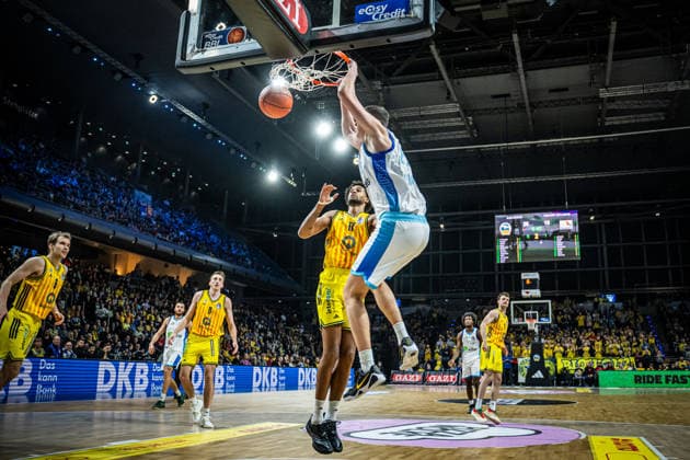 Basketball Berlin 07.12.2025 Saison 2025 2026 EasyCredit BBL 1. Bundesliga Männer, Herren Alba Berlin - Skyliners Jacob Knauf (Frankfurt, No.25) Norris Agbakoko (Alba Berlin, No.17)