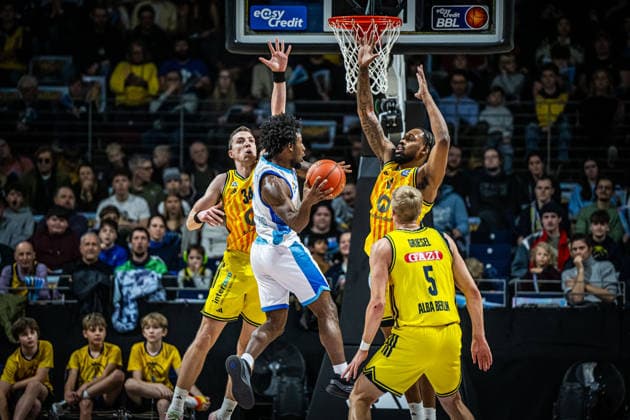 Basketball Berlin 07.12.2025 Saison 2025 2026 EasyCredit BBL 1. Bundesliga Männer, Herren Alba Berlin - Skyliners Isaiah Swope (Frankfurt, No.01) J wan Roberts (Alba Berlin, No.13) Justin Bean (Alba Berlin, No.34) Sam Griesel (Alba Berlin, No.05)