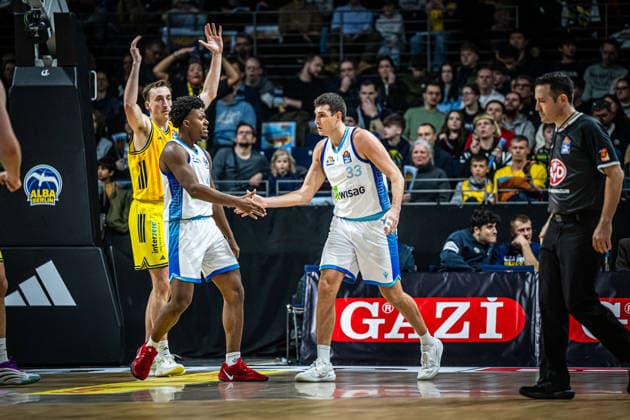 Basketball Berlin 07.12.2025 Saison 2025 2026 EasyCredit BBL 1. Bundesliga Männer, Herren Alba Berlin - Skyliners Ryan Hawkins (Frankfurt, No.33) Nahiem Alleyne (Frankfurt, No.04) Jubel